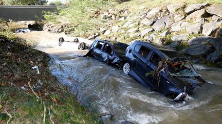 Ces voitures emport&eacute;es par le courant, samedi 3 octobre,&nbsp;ont fini au fond d'un ruisseau &agrave; Biot. (PATRICE LAPOIRIE / MAXPPP)