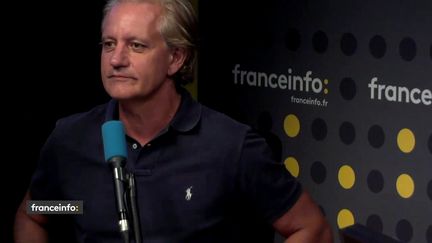 Selon le politologue Jean-Christophe Gallien, une&nbsp;"partie du pouvoir est en train de s’effriter". (FRANCEINFO)