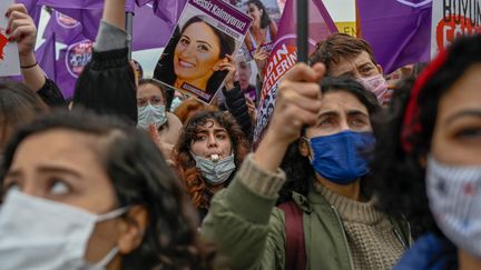 Des femmes manifestent contre le retrait de la Turquie de la Convention d'Istanbul, traité international pour protéger les femmes contre les violences, à Istanbul, le 20 mars 2021. (BULENT KILIC / AFP)