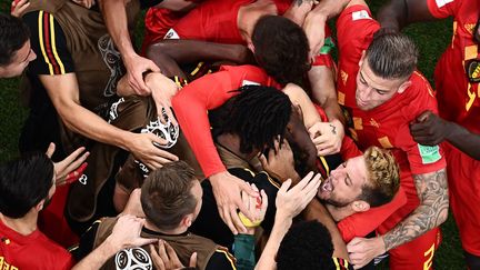 Les joueurs belges célèbrent leur second but contre le Japon en se précipitant vers les remplaçants, le 2 juillet 2018 à Rostov-sur-le-Don (Russie). (JEWEL SAMAD / AFP)