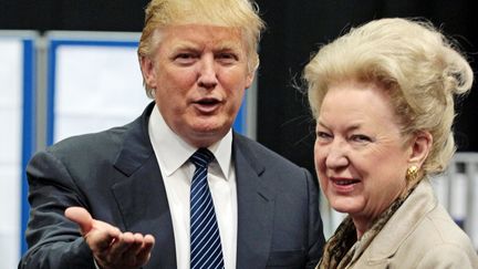 Donald Trump et sa sœur Maryanne Trump Barry le 10 juin 2008 lors d'un déjeuner dans le golf du milliardaire à Aberdeen en Ecosse. (ED JONES / AFP)