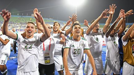 La joie des footballeurs algériens au Caire le 7 juillet au soir, après leur qualification pour les quarts de finale de la CAN 2019. (KHALED DESOUKI / AFP)