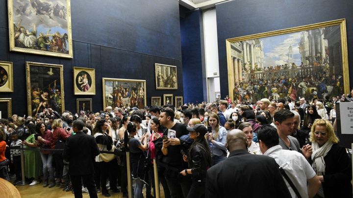 La salle des États, lieu où se trouve la Joconde, au musée du Louvre, le 2 mai 2022. (MAGALI COHEN / HANS LUCAS / AFP)