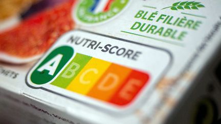 Un emballage alimentaire fait mention du Nutri-Score, le 19 octobre 2021 (illutration). (BRUNO LEVESQUE / MAXPPP)