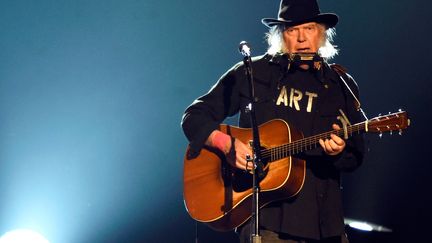 Le chanteur canadien Neil Young se produit sur sc&egrave;ne, le 6 f&eacute;vrier 2015, &agrave; Los Angeles (Etats-Unis). (FRAZER HARRISON / GETTY IMAGES NORTH AMERICA / AFP)