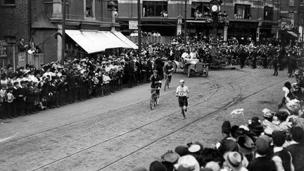 L'Italien Dorando Pietri est encourag&eacute; par des centaines de Londoniens lors du marathon dans les rues de la capitale. (HULTON ARCHIVE / GETTY IMAGES)