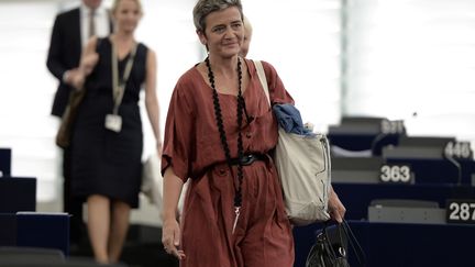 La Commissaire européenne à la concurrence&nbsp;Margrethe Vestager arrive le 1er septembre 2016 pour un débat au Parlement européen de Strasbourg sur les avantages fiscaux consentis par l'Irlande à Apple. (FREDERICK FLORIN / AFP)