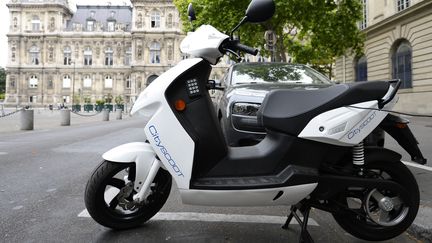 Cityscoot, les scooters en libre service dans Paris. (BERTRAND GUAY / AFP)