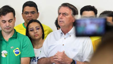 Le président brésilien et candidat à sa réélection, Jair Bolsonaro, s'exprime lors d'une conférence de presse à l'aéroport international de Fortaleza, dans l'État de Ceara, au Brésil, le 15 octobre 2022. (JL ROSA / AFP)