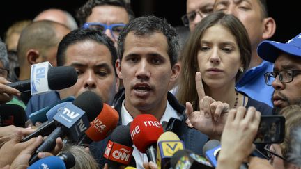 Le président de l'Assemblée nationale, Juan Guaido, qui s'est autoproclamé "président par intérim" du Venezuela, devant l'église San Jos"é de Caracas, le 27 janvier 2019. (LUIS ROBAYO / AFP)