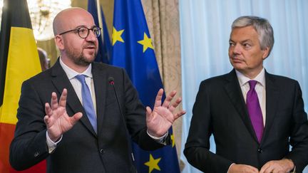 Le Premier ministre belge, Charles Michel, et son ministre des Affaires étrangères, Didier Reynders, le 24 octobre 2016 à Bruxelles (Belgique). (LAURIE DIEFFEMBACQ / BELGA / AFP)