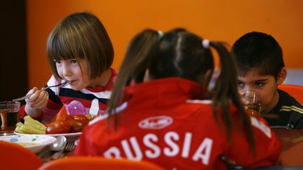 Les enfants prennent leur repas dans un orphelinat&nbsp;de Rostov-sur-le-Don, dans le sud de la Russie.&nbsp; (STRINGER/ REUTERS)