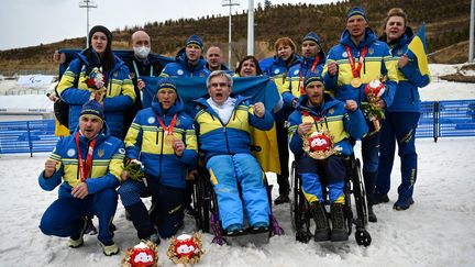 Deuxième nation au bilan des médailles de ces Jeux paralympiques de Pékin, l'Ukraine a affiché un visage uni, ici autour du président de leur comité paralympique&nbsp;Valerii Sushkevych. (LILLIAN SUWANRUMPHA / AFP)