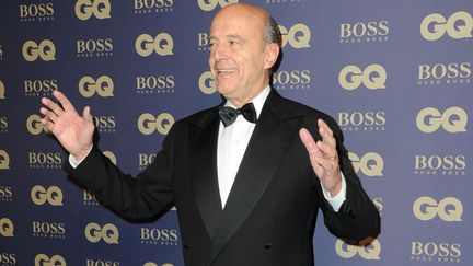 Alain Jupp&eacute; re&ccedil;oit son prix d'"homme politique de l'ann&eacute;e 2014", d&eacute;cern&eacute; par le magazine "GQ", le 19 novembre 2014. (PJB / SIPA)