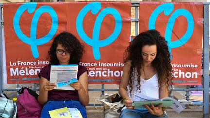 Deux femmes participent à une conférence d'été de La France insoumise, à Marseille (Bouches-du-Rhône), le 24 août 2017. (BERTRAND LANGLOIS / AFP)