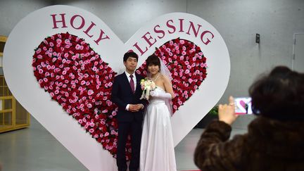 Un couple célèbre son mariage en Corée du Sud. (JUNG YEON-JE / AFP)