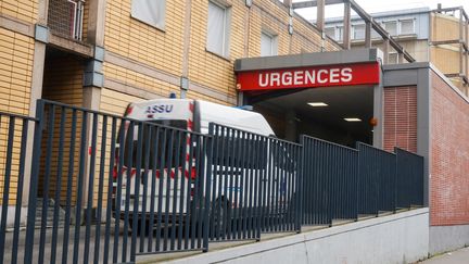 Une ambulance arrive aux urgences de l'hôpital Cochin, à Paris, le 1er février 2023. (MYRIAM TIRLER / HANS LUCAS / AFP)