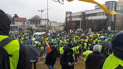 Le rassemblement à la mi-journée à Valence-Sud. (Radio France - Diane Sprimont)