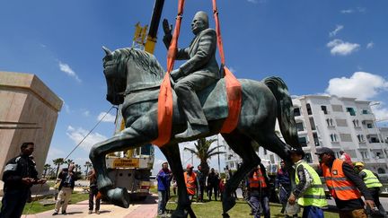 ... et ramener ainsi le père de la démocratie tunisienne des faubourgs de La Goulette à sa place originelle en plein centre de la capitale. La statue avait été déboulonnée et exilée au nord de Tunis juste après le coup d'Etat de Ben Ali contre Habib Bourguiba. Après 29 ans d'absence, elle revient devant le ministère de l'Intérieur. Même si au bout de 20 ans de pouvoir, la fin de la présidence de Bourguiba fut marquée par sa santé déclinante, la montée du clientélisme et de l’islamisme, la population lui fut reconnaissante de son rôle dans la création d'une Tunisie démocratique et laïque. Hommage au grand homme pour les uns, retour en arrière pour les autres, la réinstallation du monument sur l'avenue qui porte son nom ne laisse pas les Tunissois (ni les Tunisiens) indifférents.


 
 (FETHI BELAID / AFP - Mai 2016)