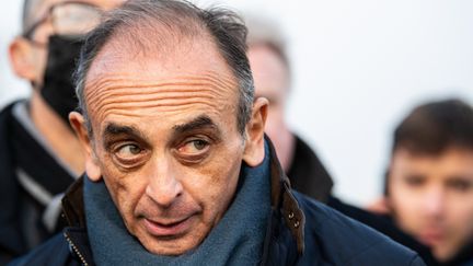 Eric Zemmour, candidat à l'élection présidentielle de 2022, en campagne à Hussren-les-Châteaux (Haut-Rhin) le 18 décembre 2021 (SEBASTIEN BOZON / AFP)