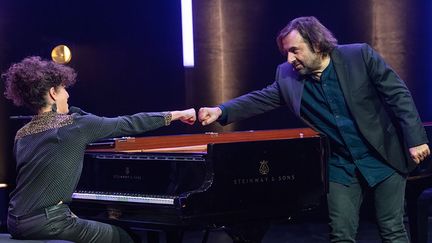 La pianiste et chanteuse Macha Gharibian&nbsp;et André Manoukian, musicien et animateur du concert "Artistes unis pour la paix", le 15 novembre 2020 à Alfortville (SÉBASTIEN ANDREANI)