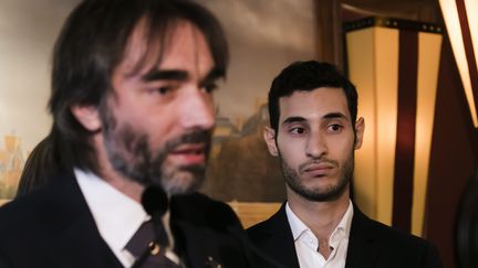 Rayan Nezzar (D), porte-parole du candidat à la mairie de Paris Cédric Villani (G), lors d'une conférence de presse lançant sa campagne, le 19 septembre 2019 à Paris. (VINCENT ISORE / MAXPPP)