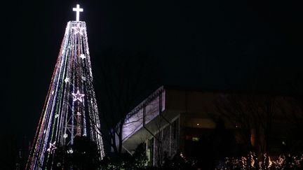 L'arbre de Noël sud-coréen, de 20 mètres de haut, en acier, était situé à 3 km de la ligne de démarcation entre les deux corées. (Reuters / Jo Yong-Hak)