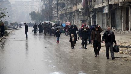 Des habitants quittent une zone rebelle d'Alep, en Syrie, le&nbsp;13 décembre 2016.&nbsp; (KARAM AL-MASRI / AFP)