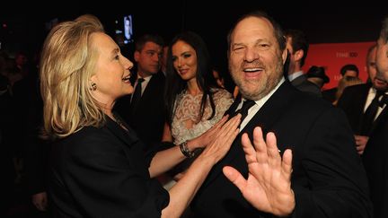Hillary Clinton aux côtés de Harvey Weinstein, le 24 avril 2012 à New York (Etats-Unis), lors d'un gala du "Time". (LARRY BUSACCA / GETTY IMAGES NORTH AMERICA / AFP)