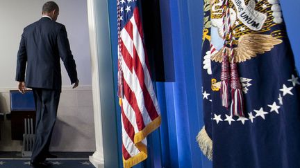 Le pr&eacute;sident am&eacute;ricain, Barack Obama, quitte la salle de presse de la Maison Blanche, le 30 septembre 2013 &agrave; Washington (Etats-Unis). (SAUL LOEB / AFP)