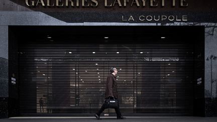 Certains commerces pourront rouvrir dès le 11 mai, a annoncé Edouard Philippe, mardi 28 avril, mais&nbsp;pour les cafés et restaurants, la décision est reportée à la fin du mois (de mai). (PHILIPPE LOPEZ / AFP)