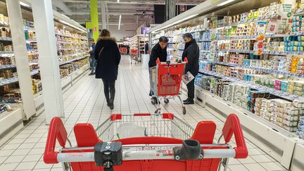 Des clients dans un supermarché Auchan, à Valence (Drôme), le 14 décembre 2019. (NICOLAS GUYONNET / HANS LUCAS / AFP)