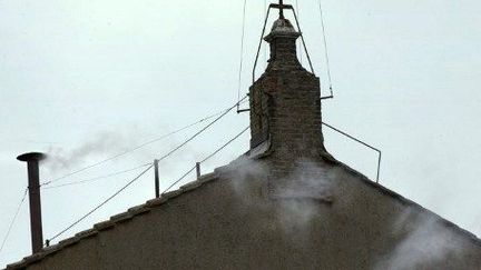 Fumée blanche au-dessus de la chapelle Sixtine annonçant l'élection du pape en 2005 au Vatican. (ANDREAS SOLARO / AFP)