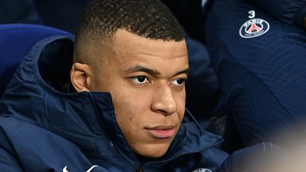 PSG international striker Kylian Mbappé on the bench at the Parc des Princes (illustrative photo).  (ANNE-CHRISTINE POUJOULAT / AFP)