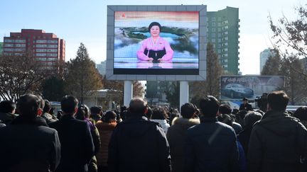 Des habitants de Pyongyang, lors du tir de missile nord-coréen, le 29 novembre 2017. (KIM WON-JIN / AFP)