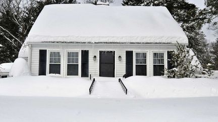 Une maison partiellement&nbsp;ensevelie sous la neige &agrave; New Bedford (Nouvelle-Angleterre, Etats-Unis), le 15 f&eacute;vrier 2015. (DAVID W. OLIVEIRA / AP / SIPA)