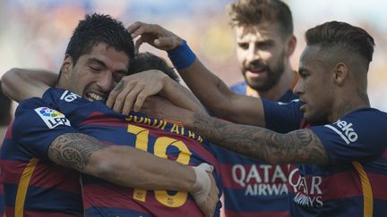 Luis Suarez féclicité par Jordi Alba, Gerard Piqué et Neymar (JORGE GUERRERO / AFP)