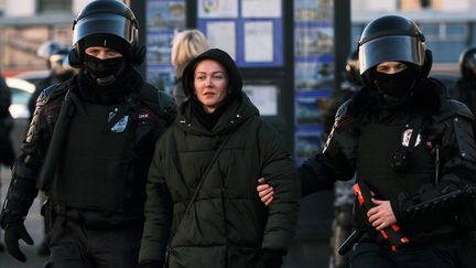 Des policiers interpellent une femme ayant participé à une manifestation dénonçant l'invasion russe de l'Ukraine, le 6 mars 2022 à Moscou (Russie).&nbsp; (ALEXEI DANICHEV / SPUTNIK / AFP)