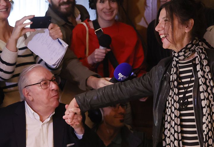 La romancière Brigitte Giraud, lauréate du Goncourt 2022 accueillie par le président de l'Académie au restaurant Drouant, Paris, le 3 novembre 2022 (THOMAS PADILLA/AP/SIPA / SIPA)