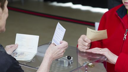 Dans un bureau de vote de la ville de Saint-Pierre, dans l'archipel de Saint-Pierre-et-Miquelon, le 6 mai 2017.&nbsp; (CHANTAL BRIAND / AFP)