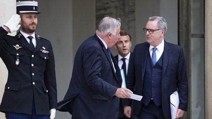 Le président du Sénat Gérard Larcher et celui de l'Assemblée nationale Richard Ferrand prennent congé du président de la République Emmanuel Macron, le 2 juillet 2020 au Palais de l'Elysée (Paris) (IAN LANGSDON / EPA)