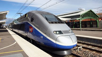 &nbsp; (Le TER a été percuté par l'arrière par un TGV © maxppp)