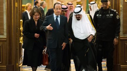 Fran&ccedil;ois Hollande, re&ccedil;u en Arabie saoudite par le roi Abdallah ben Abdelaziz al-Saoud, le 4 novembre 2012. (BERTRAND LANGLOIS / AFP)