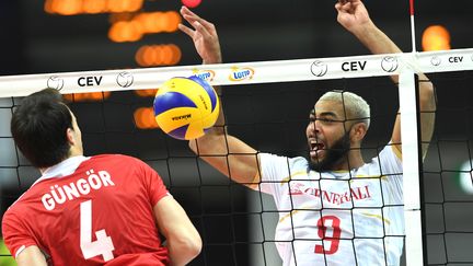 Le volleyeur de l'equipe de France&nbsp;Earvin N'Gapeth contre la Turquie lors du Championnat d'Europe à Katowice (Pologne), le 28 août 2017. (PIOTR NOWAK / AFP)