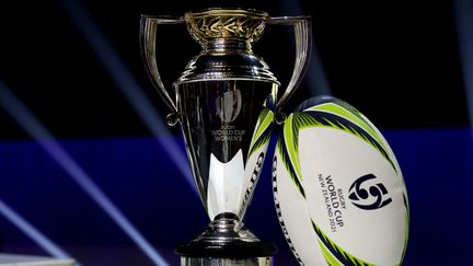 Le trophée de la Coupe du Monde féminine de rugby et le ballon de l'édition 2011 en Nouvelle-Zélande. (MICHAEL BRADLEY / AFP)