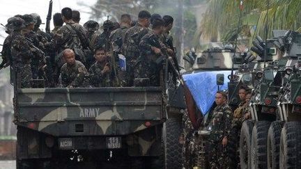 Déploiement des forces armées pour venir à bout de la rébellion dont des dizaines de membres sont toujours retranchés dans Zamboanga. (AFP PHOTO / TED ALJIBE)