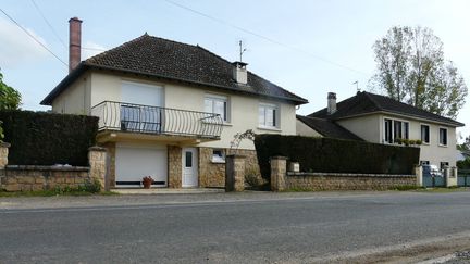 C'est dans la pi&egrave;ce du bas de cette maison de Brignac-la-Plaine (Corr&egrave;ze) que vivait le b&eacute;b&eacute; qui a &eacute;t&eacute; d&eacute;couvert dans le coffre de la voiture de sa m&egrave;re, le 25 octobre 2013.&nbsp; (  MAXPPP)