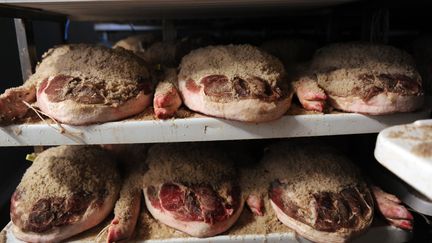 Du jambon du Kintoa dans une ferme des Aldudes (Pyrénées-Atlantiques), le 19 septembre 2016. (GAIZKA IROZ / AFP)