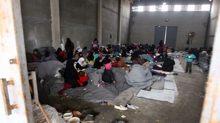 Des réfugiés des quartiers d'Alep-Est se sont réfugiés à Jibrin, au nord de la ville syrienne, pour fuir les combats et le manque de nourriture (YOUSSEF KARWASHAN / AFP)