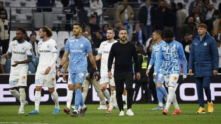 Les joueurs de l'OM et leur entraîneur Roberto De Zerbi au stade Vélodrome après leur match nul contre Angers (1-1) le 4 octobre 2024. (MAXPPP)